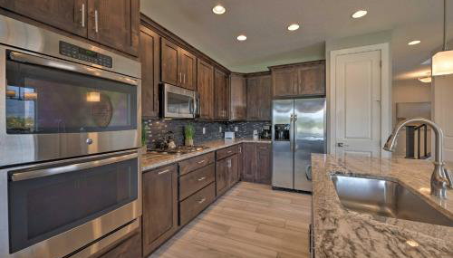 Modern Huntsville Resort Retreat with Deck and Hot Tub - Foto 5