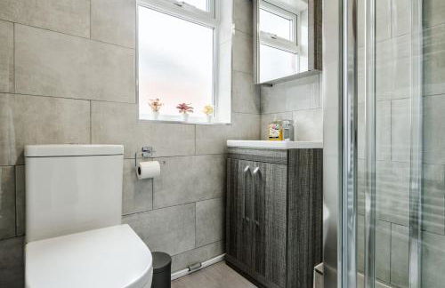 3 Bed House Near Liverpool Parking Sleeps 5 - Foto 45