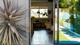 LA Oasis with Private Yard 10 min to Beach LAX 405 - Photo 2