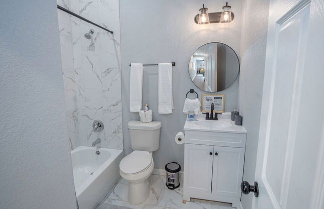 Cozy and Lovely 2BR 1BA Apt B Near Lively Downtown - Foto 12