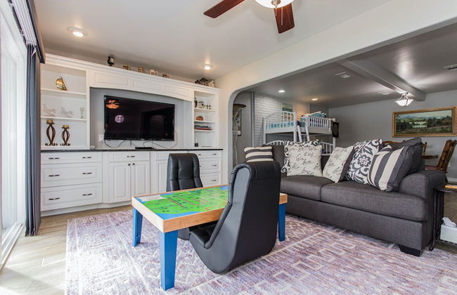 Waterfront 5 BR w/ Hot Tub Sleeps 13! - Foto 31