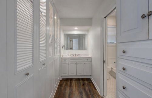 Group Getaway 6BR Near Fort Benning Huge Kitchen Private Yard - Foto 22