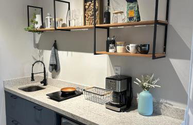 Studio Premium - Perto de Tudo - Vista Livre - Estacionamento privativo e Portaria 24h - Wi-Fi 600mbps - Foto 19