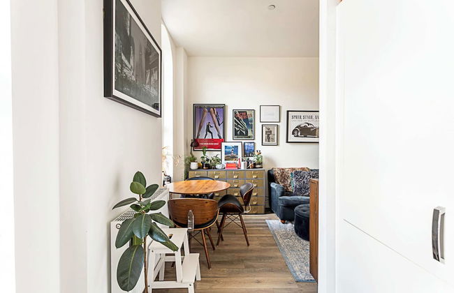 Contemporary Victorian Studio - Photo 13