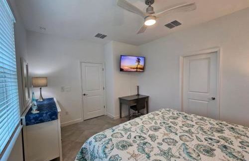 Pet friendly, Heated Pool, close to many beaches, monthly New Vacation Villa - Foto 21