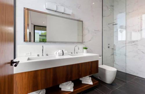 Luxurious 5BR Villa in BH with Pool, Theater, and Views - Foto 27