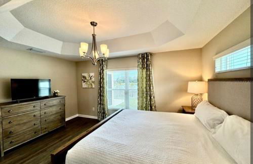 Cozy Oasis in Prime Location with Sunset Lake View, Golf Cart and Bathtub - Foto 27