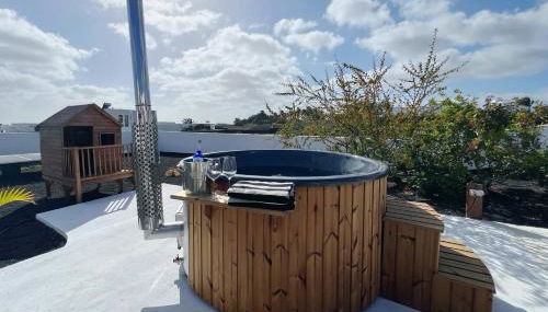 Chalet Emily mit Hot Tub und Meerblick - Foto 1, Garden, Garden view