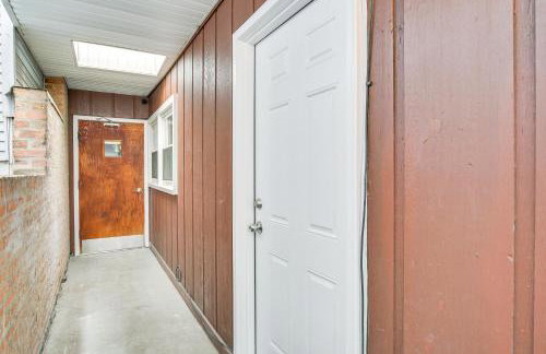 Steps to Shops and Eats Apt in Portage Park! - Foto 20