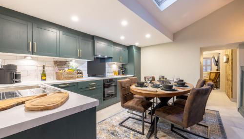 The Secret Garden, Donaghadee - The Hideaway - Stylish 5-Beds, and Lavish 3-Bedrooms - Guests 7 - Super Fast Speed Wi-FI - Foto 3, stove, dishwasher, toaster