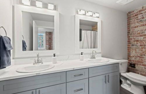 King Bed - J and K on Main Luxury Apartment 306 - Foto 15