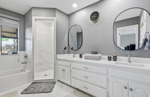 3-BD 2-BA Frisco Getaway - Backyard Patio BBQ - Foto 21