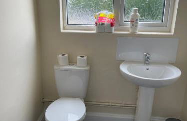 Large 4 Bedroom Sleeps 8, Spacious Apartment for Contractors and Holidays near Bedford Centre - 1 FREE PARKING SPACE & FREE WIFI - Foto 7