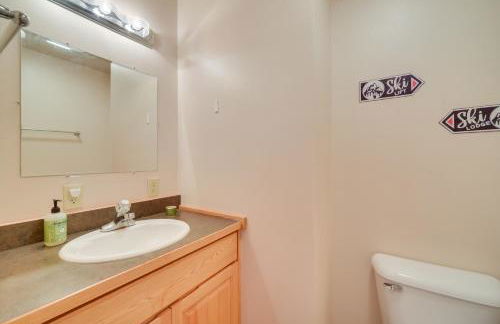 Lakefront Birchwood House with Deck and Fire Pit! - Foto 26