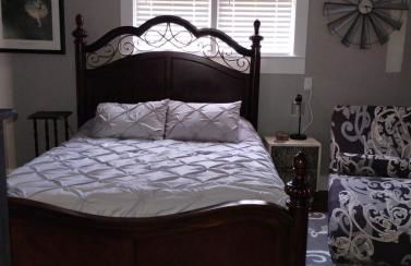 The Bluebird Guesthouse *walk to downtown* - Photo 20