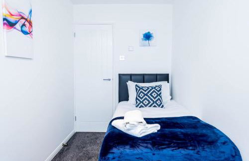 Spacious Home near Heathrow & Windsor with Parking - Photo 22