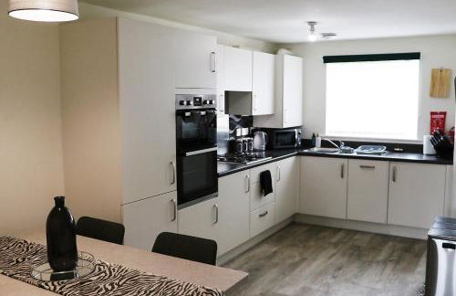 Large 3-Bed House VAT Invoices & Parking - Ideal for Contractors - Foto 1