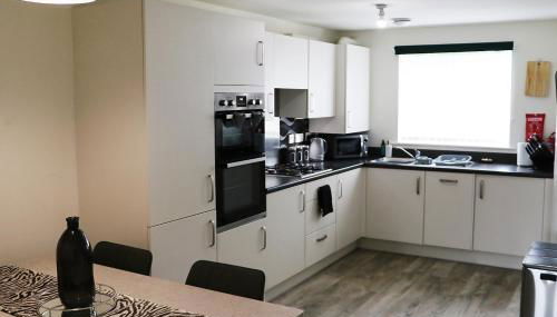 Large 3-Bed House VAT Invoices & Parking - Ideal for Contractors - Foto 1, towels, stove, dishwasher, toaster