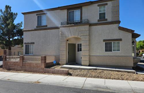 This cute 3 bedroom 2 and half bath is cozy - Photo 21