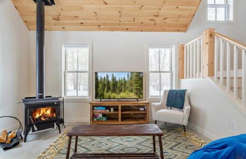 Lakefront Cabin with Private Dock Kenoza Den - Foto 3