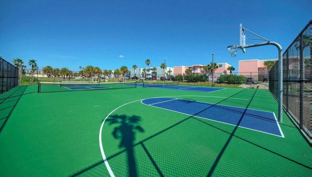 Sleeps 22 3 Condos in Beachfront Complex w/ Pool, Pickleball Island Retreat - Foto 5, Interior