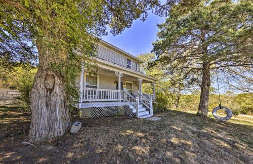 The Farm House with Deck and Historic Charm! - Foto 1