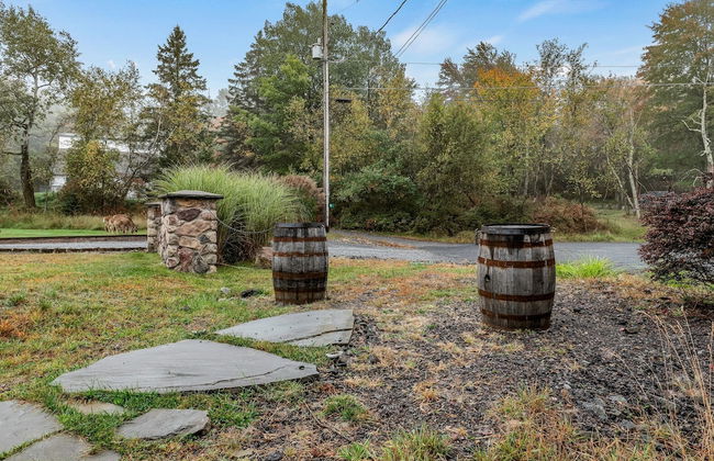 Inn the Poconos by Avantstay Private Lake Access Enclosed Hot Tub - Photo 46