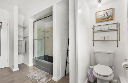 Entire Private Home with 4 Bedrooms 3 Bathrooms, King Bed, Big Yard, Prime Area, Ranch Style, Available Now - Photo 31