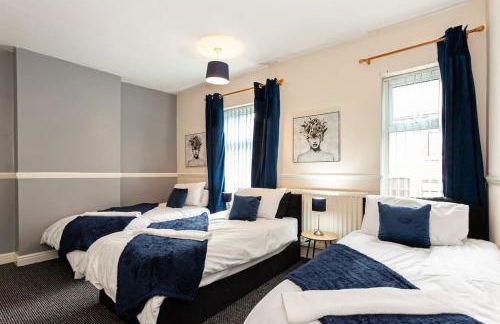 Fabulous Stay - 4 Bedroom House, sleeps 9, ideal for Business and Contractors, Free parking - Foto 16