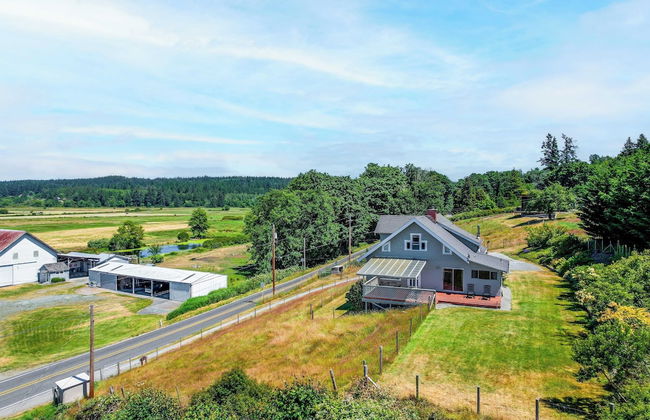 Private Beach Access + Water Views! Sleeps 18, Historic 6bdr Farmhouse w/ Deck - Foto 41