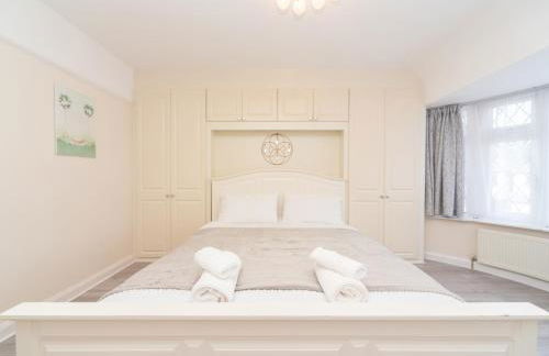 Spacious 4 Bed House Free Parking Near Station - Pass the Keys - Foto 25