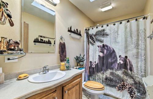 Lakefront Family Getaway with Private Deck and Dock! - Foto 17