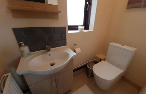 London Luxury 6 Bedroom Family House Sleeps 12 people Parking for 4 Cars Close to tube. - Foto 75