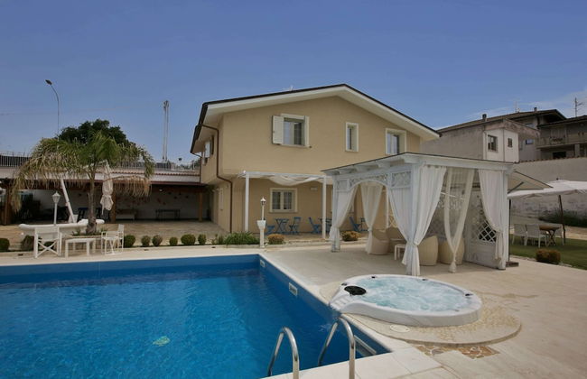 Villa with Salt Water & Heated Pool & Hot Tub near sea - Foto 68
