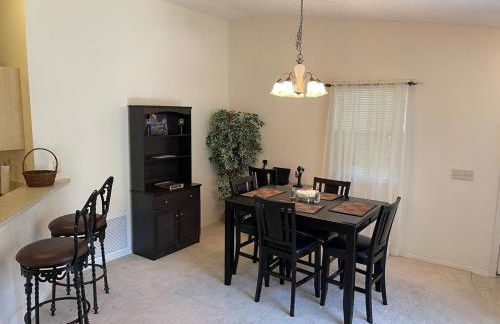 Cozy home, Right Next Door to Lake Sumter Square! - Foto 26