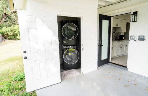 Close to the Action, Peaceful When You Return - Foto 58