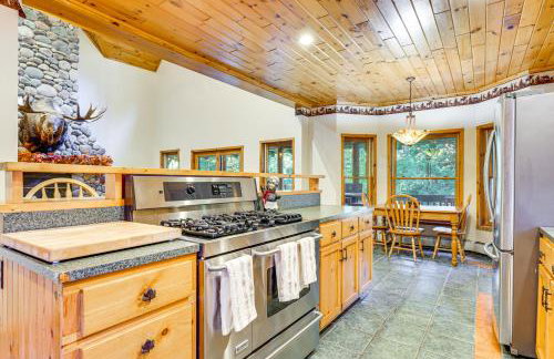 Private Deck and Fire Pit Adirondack Family Home - Foto 7