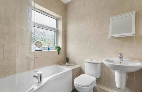 HILLTOP PLACE SUITES 5 beds for CONTRACTORS and FAMILIES near MEADOWHALL with FREE PRIVATE PARKING - Foto 23