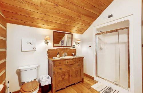 Large Log Cabin Chalet w/ Hot Tub - Horses & Lake! - Foto 16