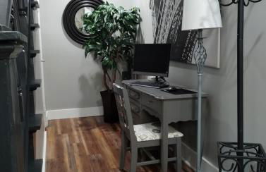 The Bluebird Guesthouse *walk to downtown* - Photo 40