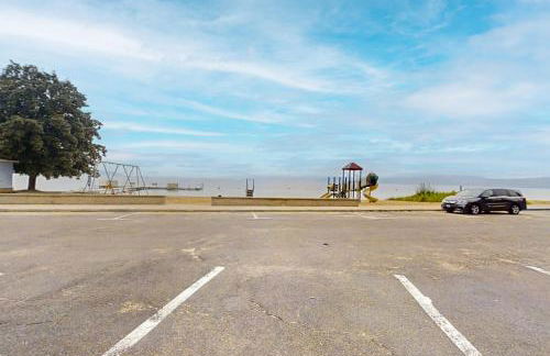 Steps to Crystal Lake! Group Getaway with Hot Tub - Foto 35