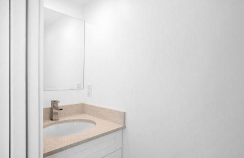 Tiny Home on Waterfront, Bay Views, Deck, Pool - Photo 10