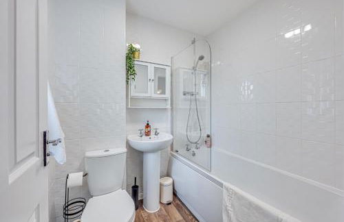 Oakbridge House - 6 mins drive to CMK - Free Parking, Fast WiFi, Smart TVs with Sky and Netflix by Yoko Property - Foto 24