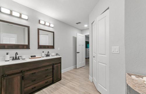 Modern Luxury Retreat in Naples - Photo 17