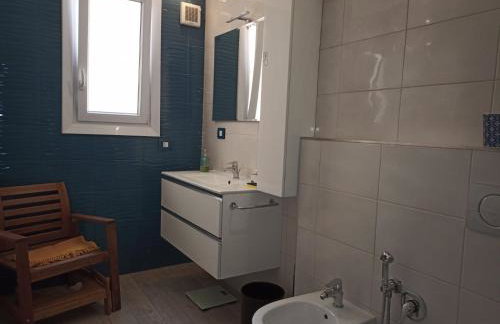 Grand F2 60mq centre Antibes, proche plages, commerces, 2 balcons, parking, train, bus, deco vintage, pet friendly - Foto 39