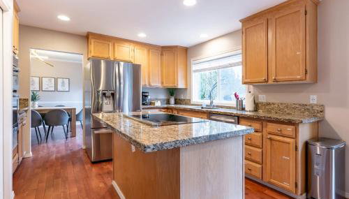 Spacious & Serene 6-Br Family Retreat in Kirkland - Foto 3