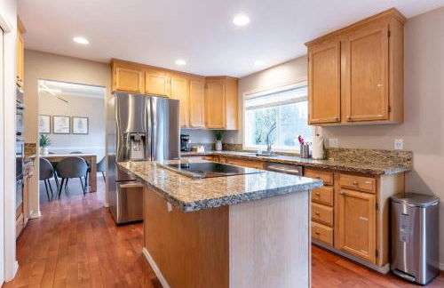 Spacious & Serene 6-Br Family Retreat in Kirkland - Photo 1