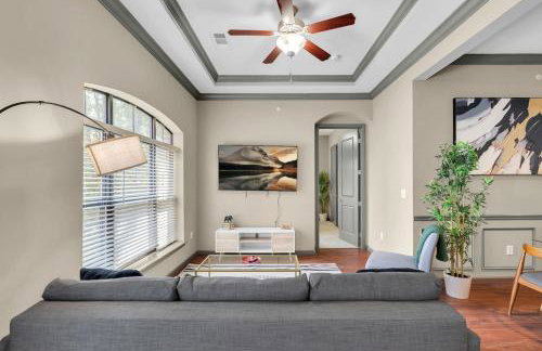 Cozy 2BR- Pool,Gym,Pkng,Near BOK Ctr&Arts Dstrct - Photo 1