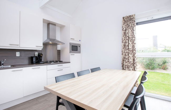 Detached Single Story Holiday Home Near the Sea - Photo 2