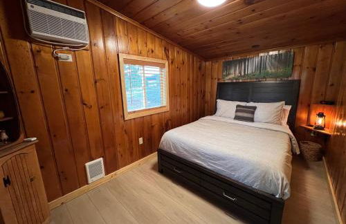 Rustic 1 bd 1 ba Cabin at New Waitts Lake Resort - Foto 19